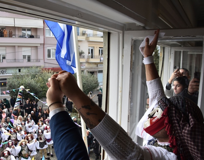 Κορυφώνεται η Αποκριά της Νάουσας με το μοναδικό δρώμενο «Γενίτσαροι και Μπούλες»